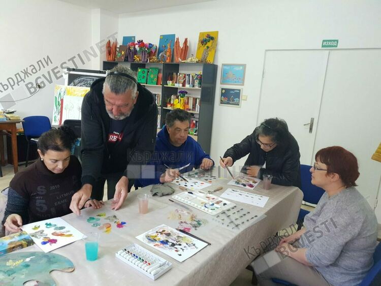 Хора с психични проблеми създават шедьоври на изобразителното изкуство, творят заедно с Владимир Чукич