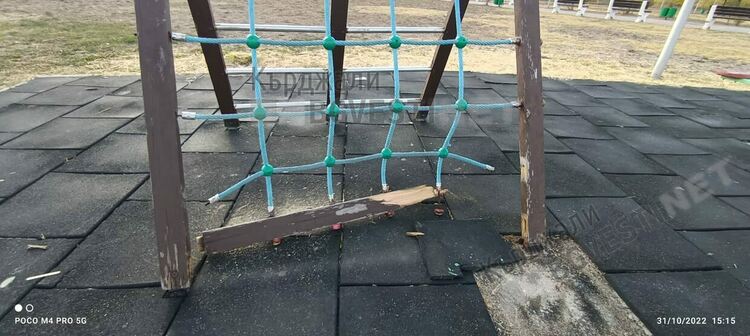 Батковци върлуват в детска площадка, правят я опасна за децата