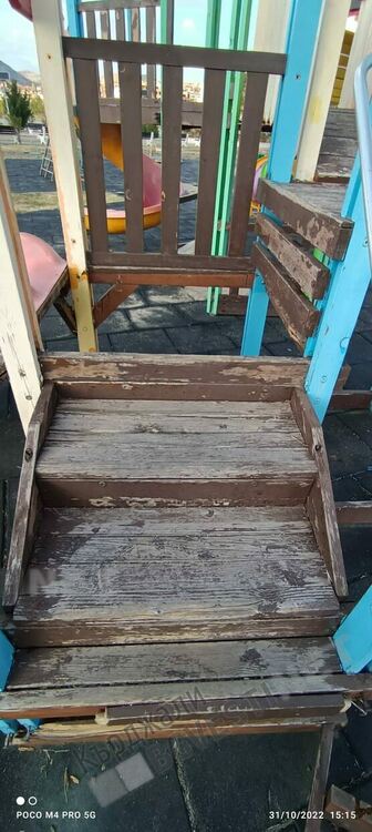 Батковци върлуват в детска площадка, правят я опасна за децата