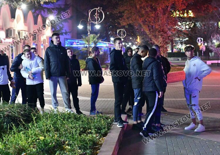 Викнаха полиция заради хвърляне на пиратки по младежи