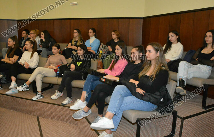 Младежи разказаха пред ученици за зависимостта си към наркотиците 