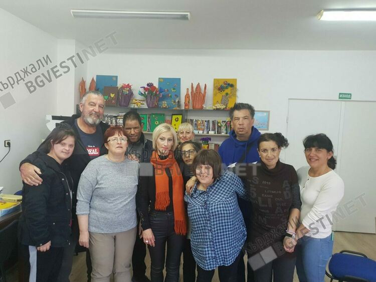 Хора с психични проблеми създават шедьоври на изобразителното изкуство, творят заедно с Владимир Чукич