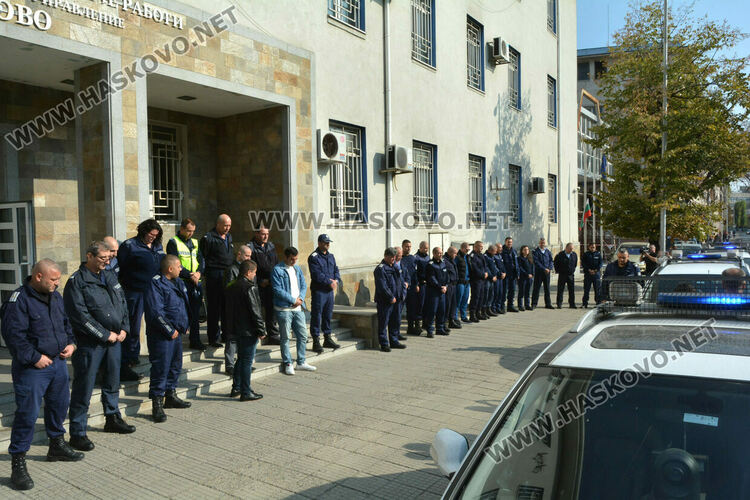 С включени сирени и светлини полицаите от Хасково почетоха загиналия граничар