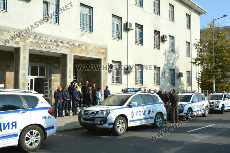 С включени сирени и светлини полицаите от Хасково почетоха загиналия граничар