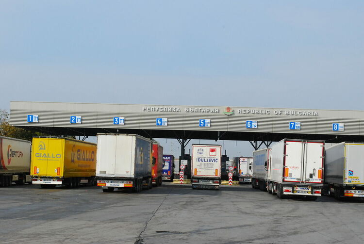 Задържаха нелегални цигари сред мебели в турски камион 