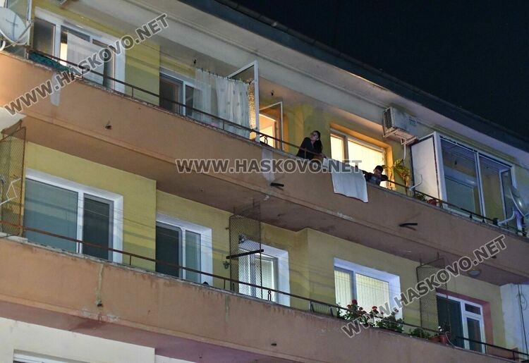 Викнаха полиция заради хвърляне на пиратки по младежи