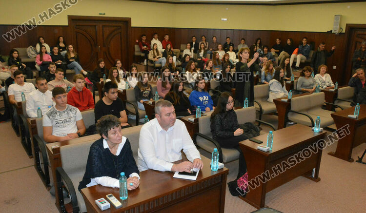 Младежи разказаха пред ученици за зависимостта си към наркотиците 