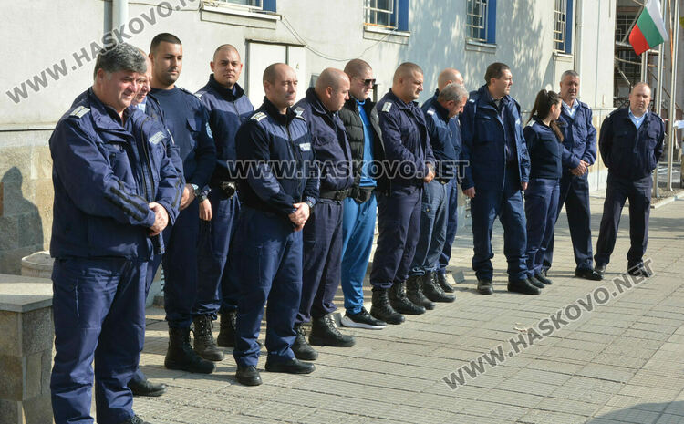 С включени сирени и светлини полицаите от Хасково почетоха загиналия граничар