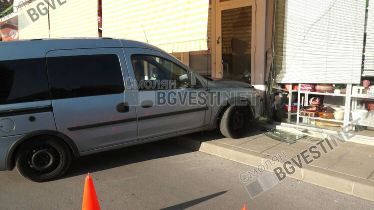 Кола "влезе" в един от магазините до болницата