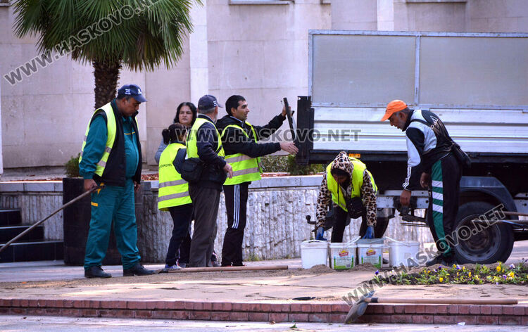 Есенна поддръжка на градинките в центъра на Хасково