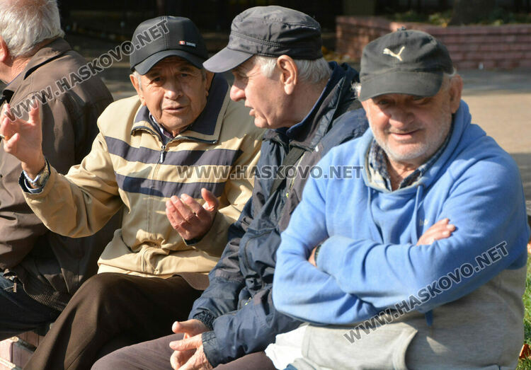 Есенна поддръжка на градинките в центъра на Хасково