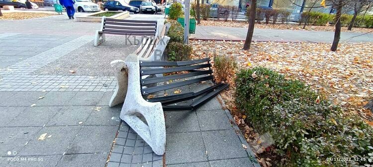Пореден погром над пейките в парк „Арпезос Север”,вандали върлуват безпрепятствено