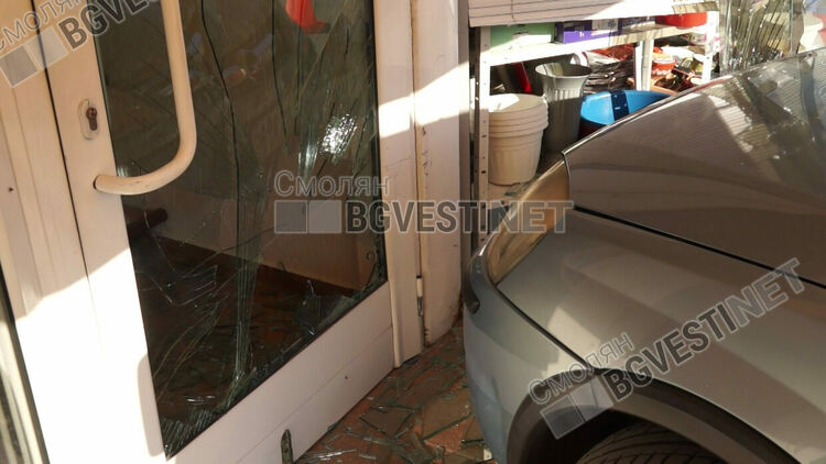 Кола "влезе" в един от магазините до болницата