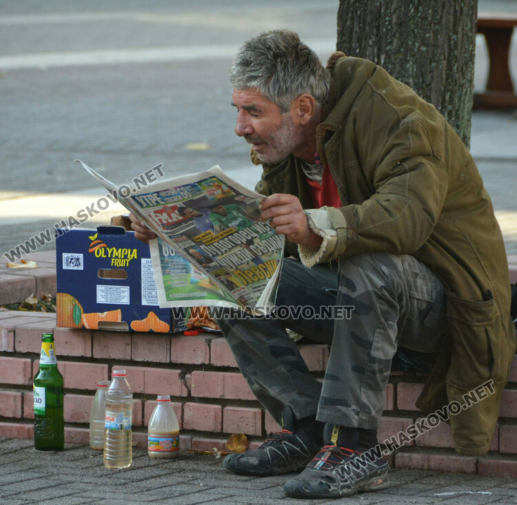 Есенна поддръжка на градинките в центъра на Хасково