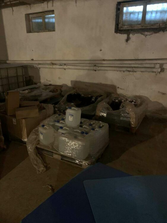 Задържаха мъж с 5400 литра нелегален алкохол в склад