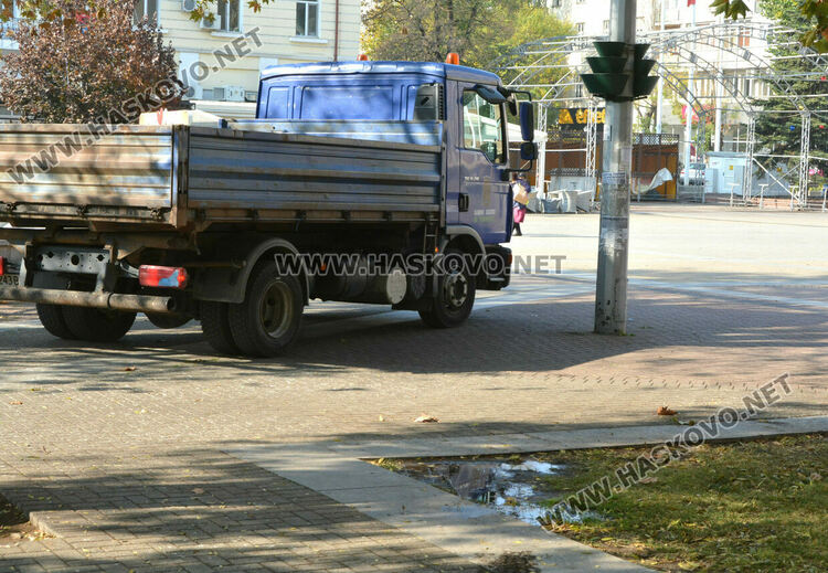 Есенна поддръжка на градинките в центъра на Хасково