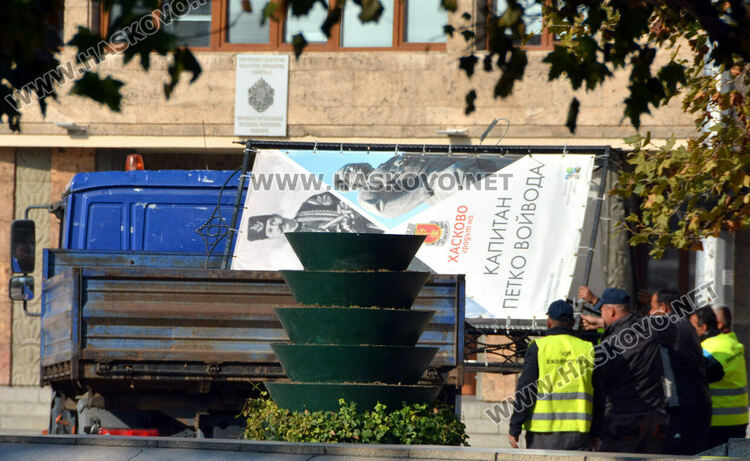 Есенна поддръжка на градинките в центъра на Хасково