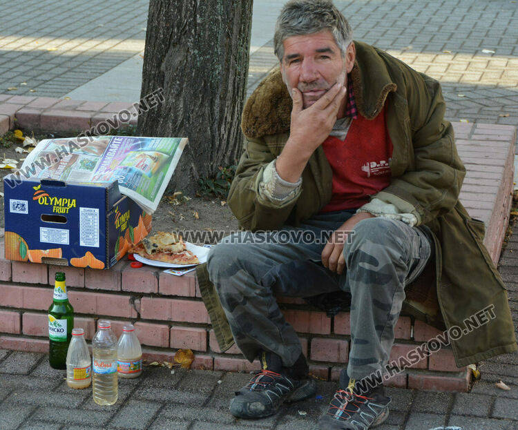 Есенна поддръжка на градинките в центъра на Хасково