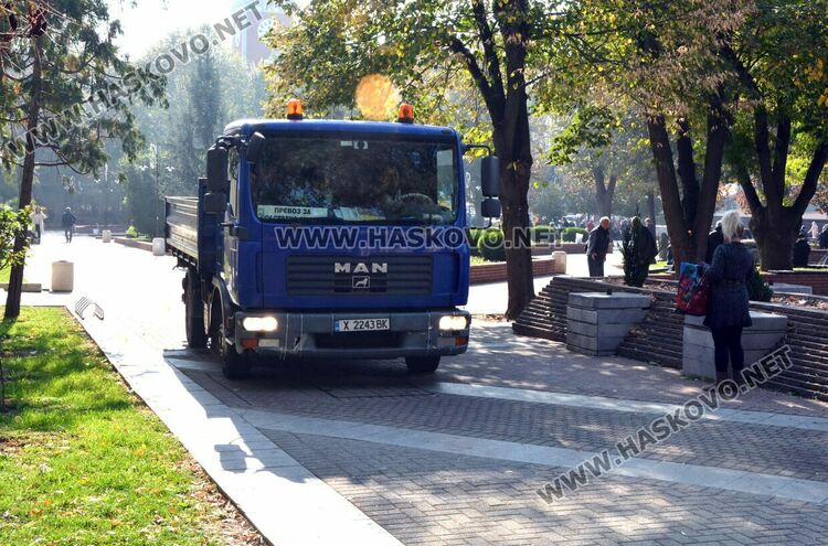 Есенна поддръжка на градинките в центъра на Хасково