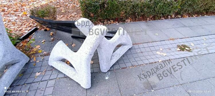 Пореден погром над пейките в парк „Арпезос Север”,вандали върлуват безпрепятствено