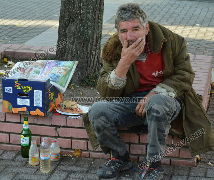 Есенна поддръжка на градинките в центъра на Хасково