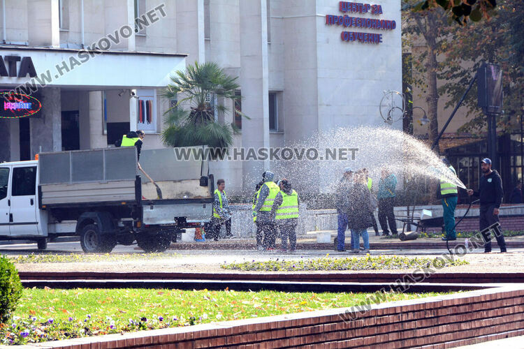 Есенна поддръжка на градинките в центъра на Хасково