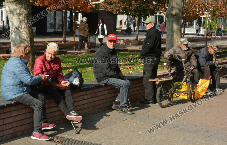Есенна поддръжка на градинките в центъра на Хасково