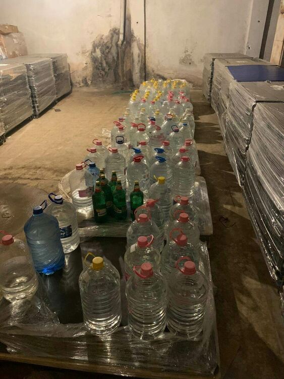 Задържаха мъж с 5400 литра нелегален алкохол в склад