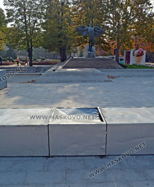 Есенна поддръжка на градинките в центъра на Хасково