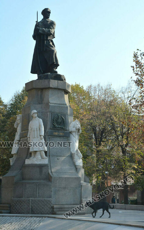 Есенна поддръжка на градинките в центъра на Хасково