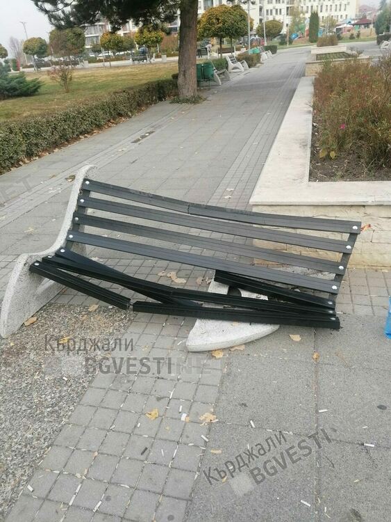 Пореден погром над пейките в парк „Арпезос Север”,вандали върлуват безпрепятствено