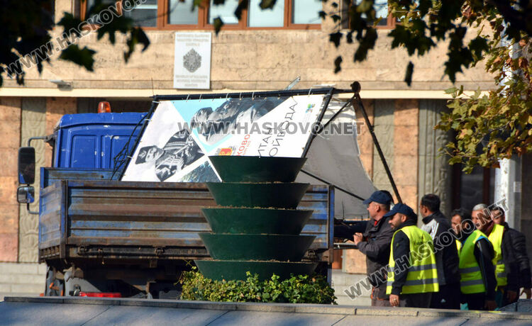 Есенна поддръжка на градинките в центъра на Хасково