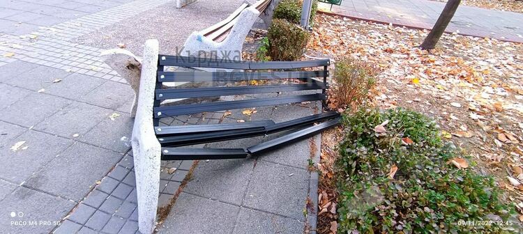 Пореден погром над пейките в парк „Арпезос Север”,вандали върлуват безпрепятствено