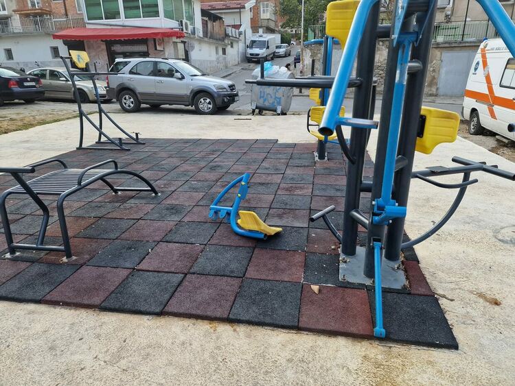 Потрошиха новата спортна площадка в кв."Изток" (снимки)