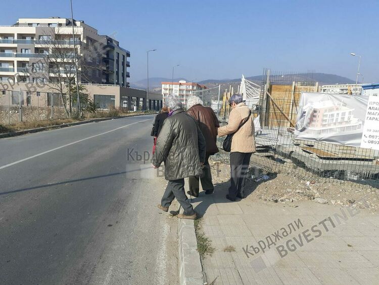 Строителен предприемач заграби тротоар, пешеходците са принудени да ходят по платното
