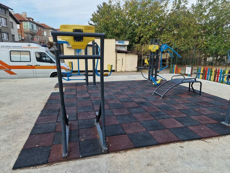 Потрошиха новата спортна площадка в кв."Изток" (снимки)