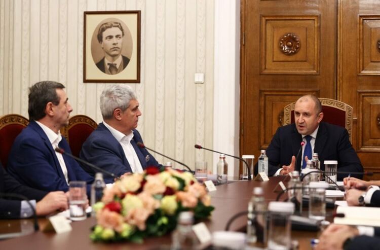 Радев за властта: Всеки ден аз се моля и ви я давам, няма кой да я поеме