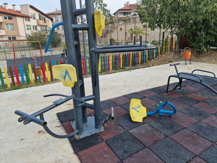 Потрошиха новата спортна площадка в кв."Изток" (снимки)