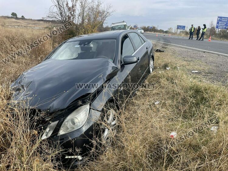 Двама водачи пострадаха при катастрофа заради обратен завой