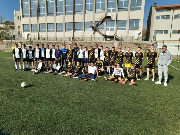 Футболистите от ЕГ „Христо Ботев“ – Кърджали шампиони 