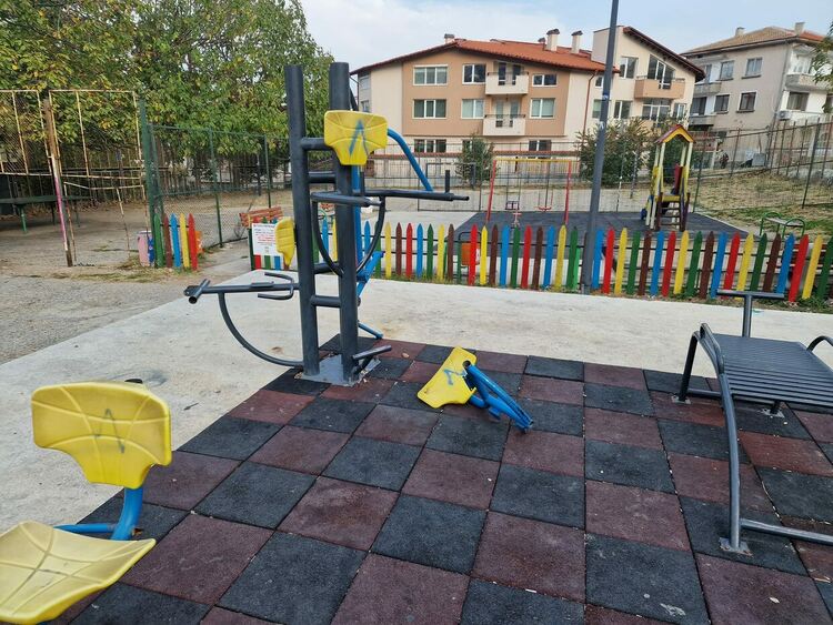 Потрошиха новата спортна площадка в кв."Изток" (снимки)