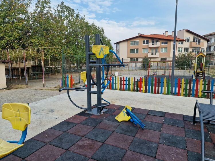 Потрошиха новата спортна площадка в кв."Изток" (снимки)