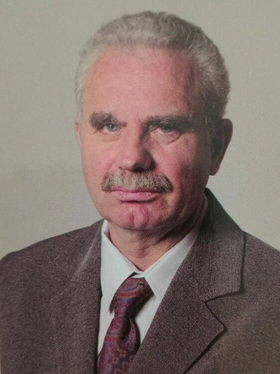 Д-р Карагьозов дари свои стихосбирки на библиотеките в общината