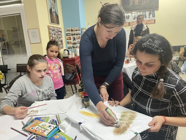 Деца и родители с творческо ателие в дъждовната събота