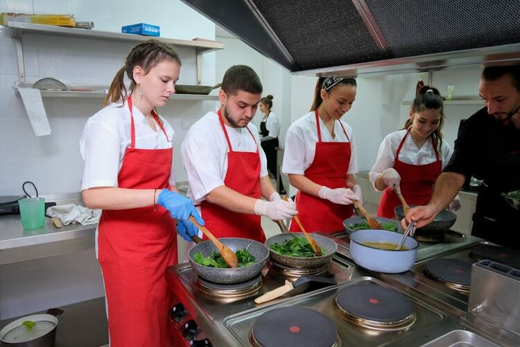 Изкуство и средиземноморски аромати в гимназията по туризъм