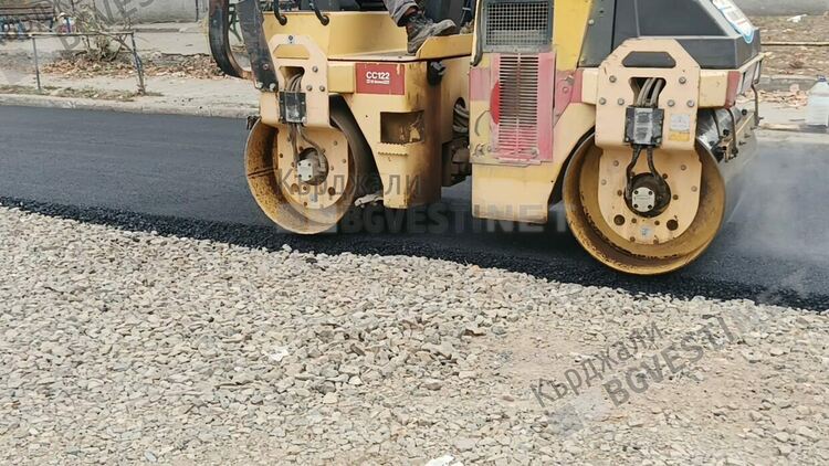 Асфалтират най-разбития участък на невралгичната улица „Заводска” в Кърджали