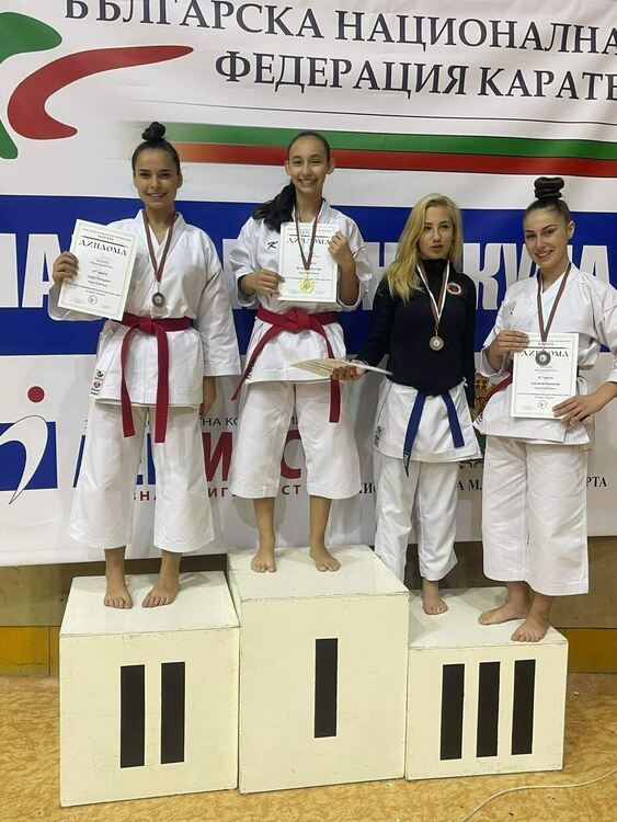 Кошница с медали за състезателите на „Арес“ – най-титулуваният карате-клуб в Кърджали