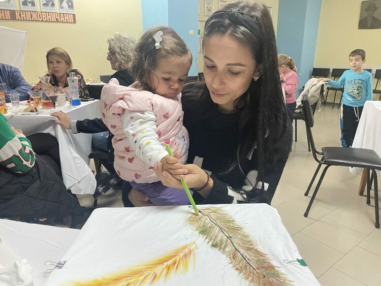 Деца и родители с творческо ателие в дъждовната събота