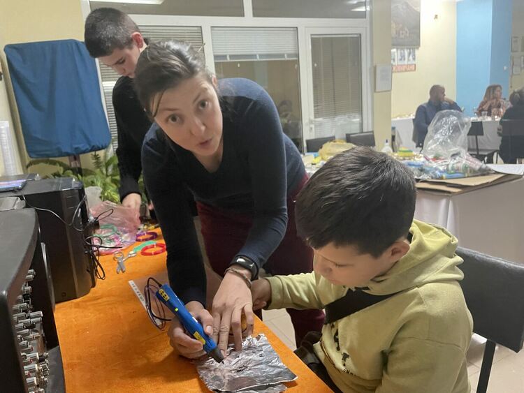 Деца и родители с творческо ателие в дъждовната събота