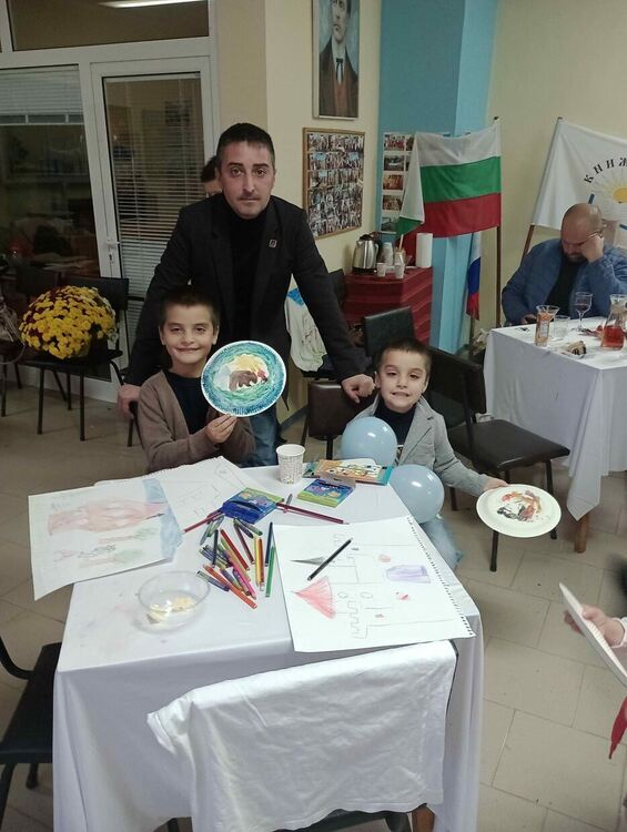 Деца и родители с творческо ателие в дъждовната събота